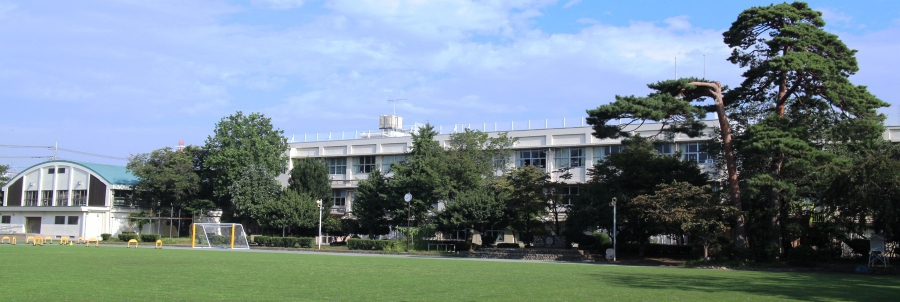 夏の校庭と二小校舎